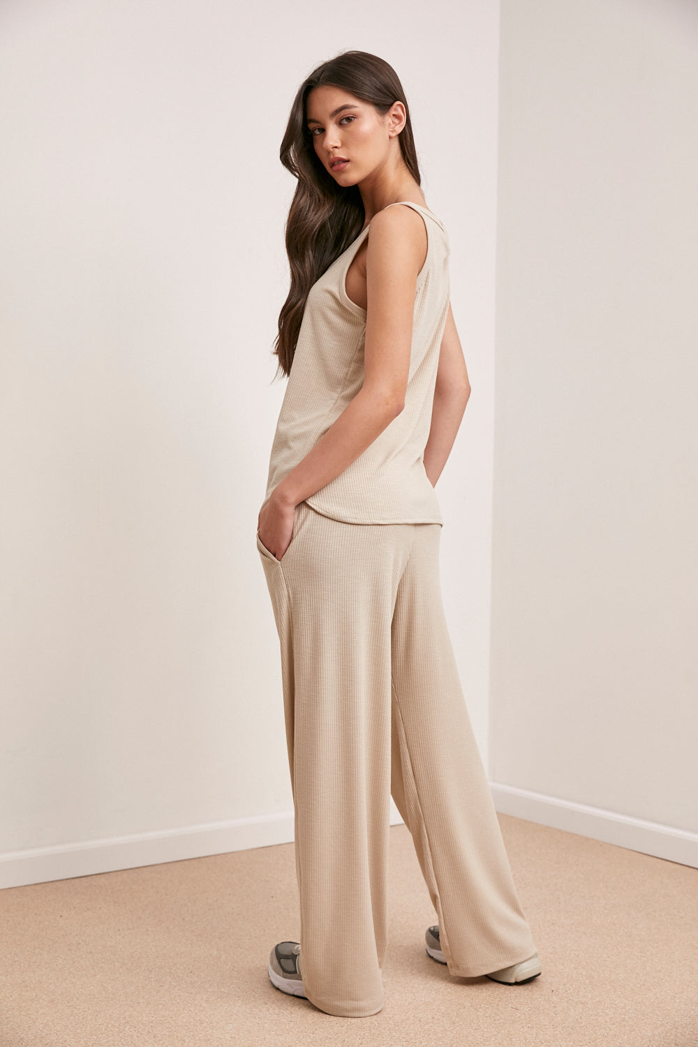 חליפת גופיה לסלי