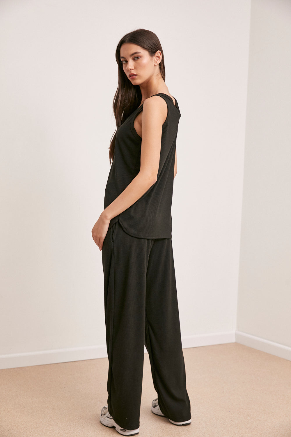 חליפת גופיה לסלי