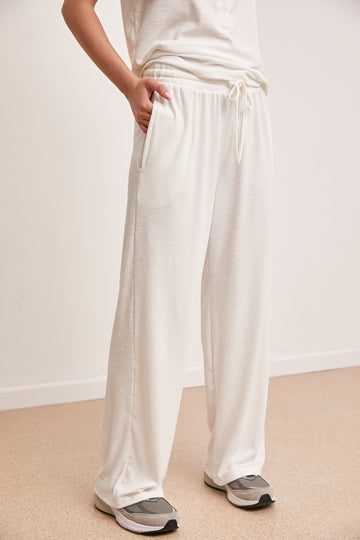 חליפת גופיה לסלי