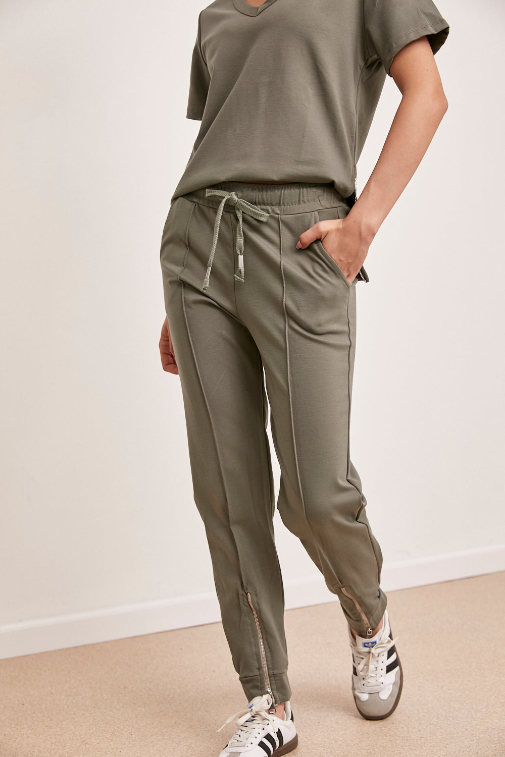 חליפת וי ג'רסי רוכסנים