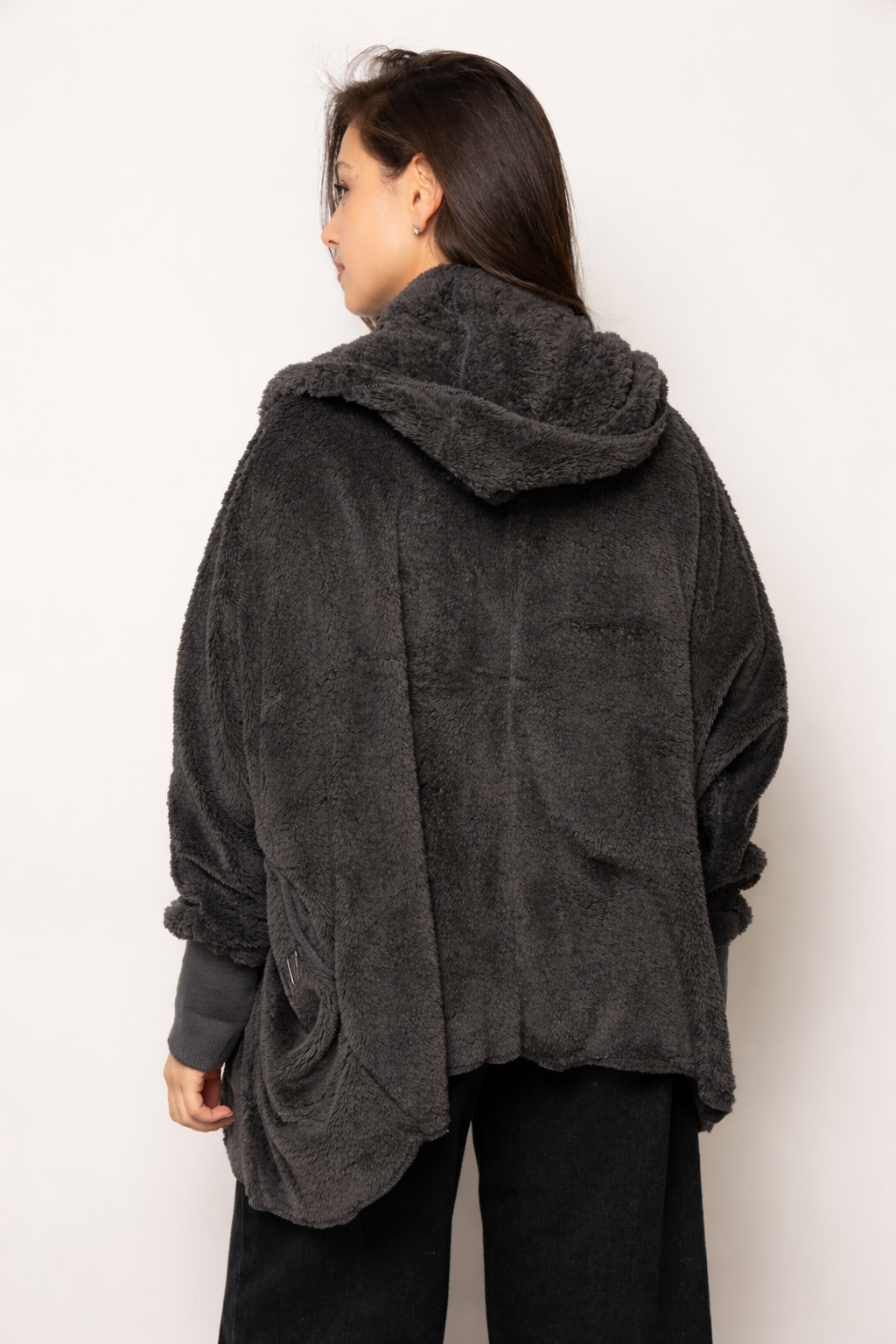 פונצ'ו כירבולית מנג'ט | אפור כהה