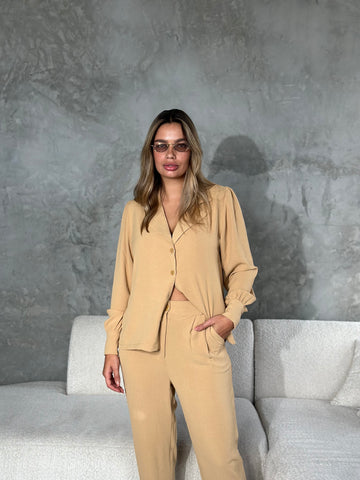 חליפת קרפ מכופתרת