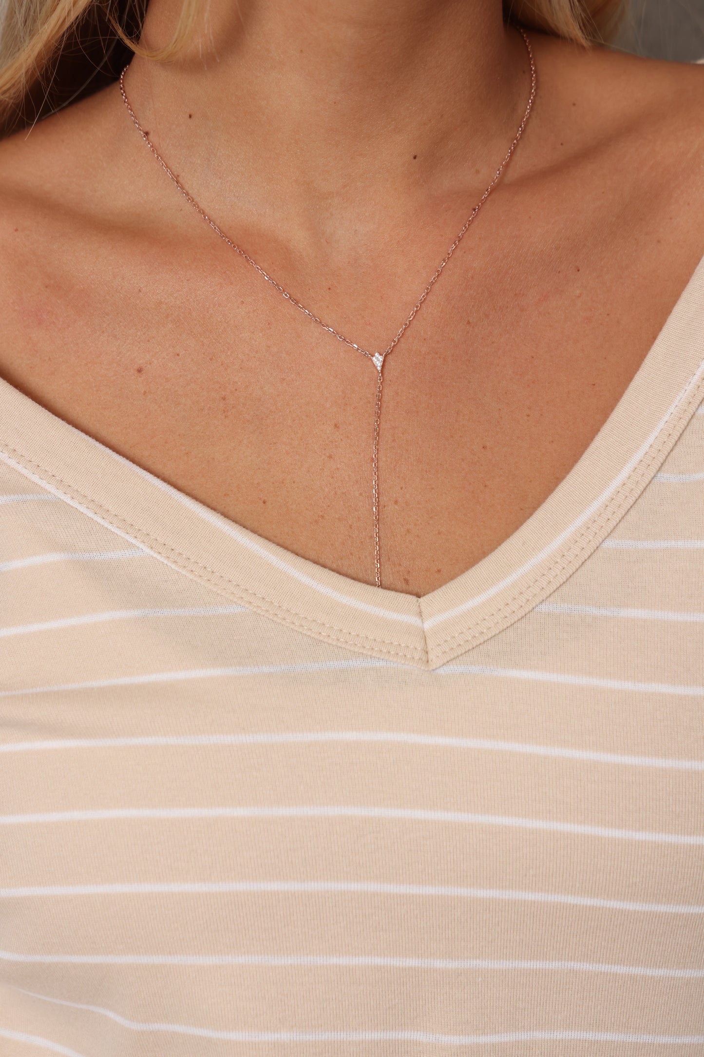 חולצת וי עמוק במגע רך פסים