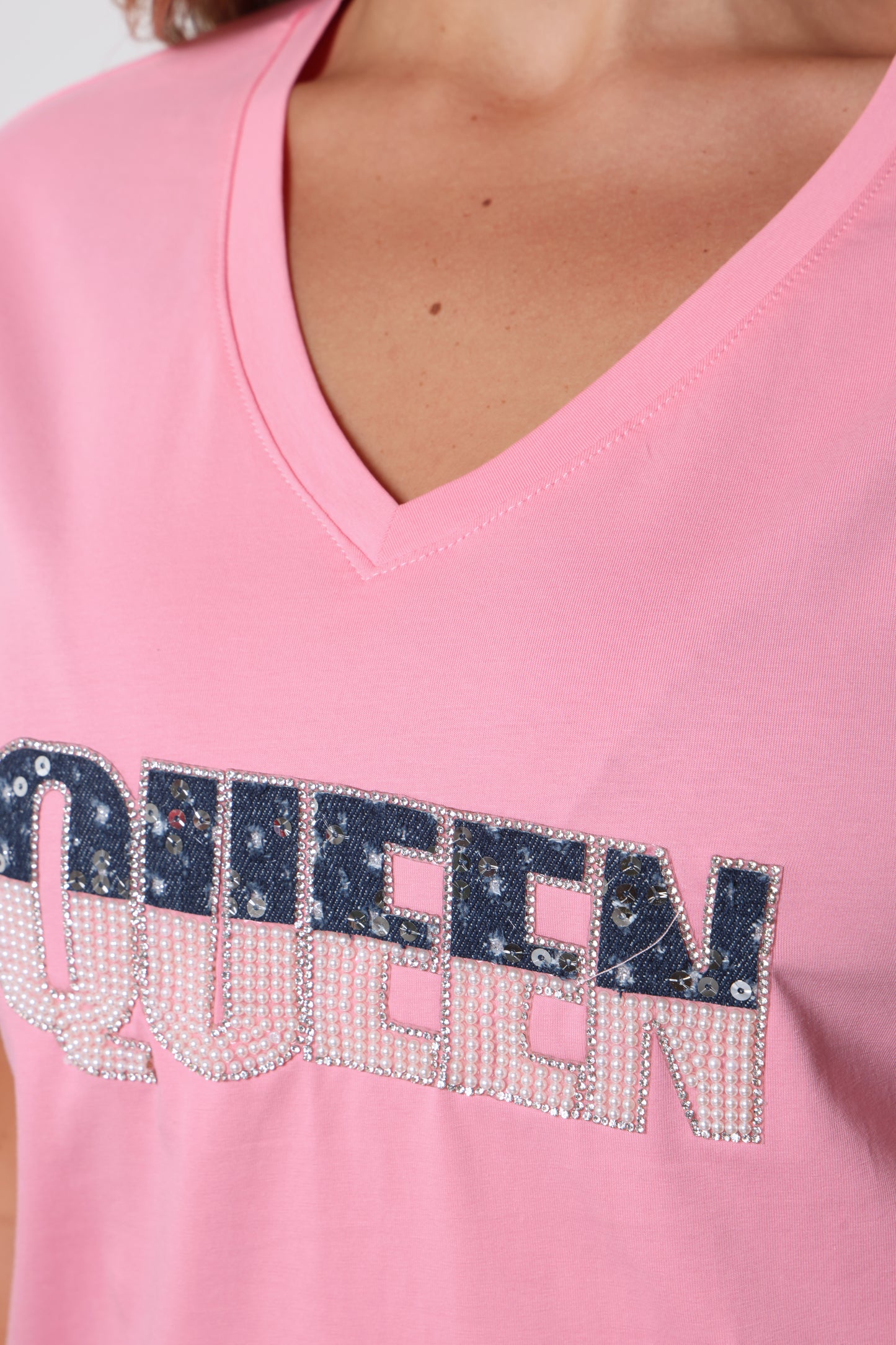 חולצת וי QUEEN