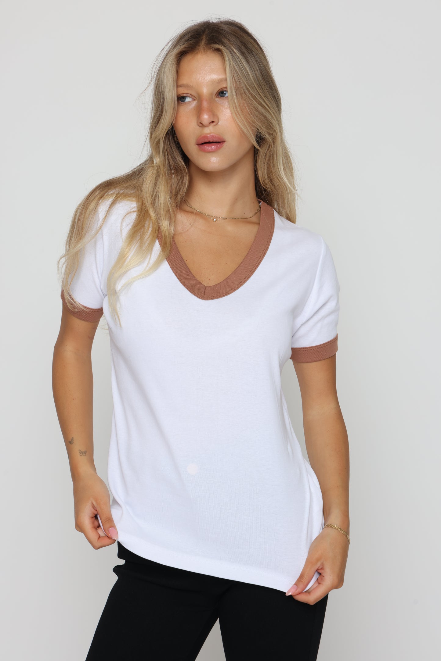 חולצת וי ליבי לבן חום