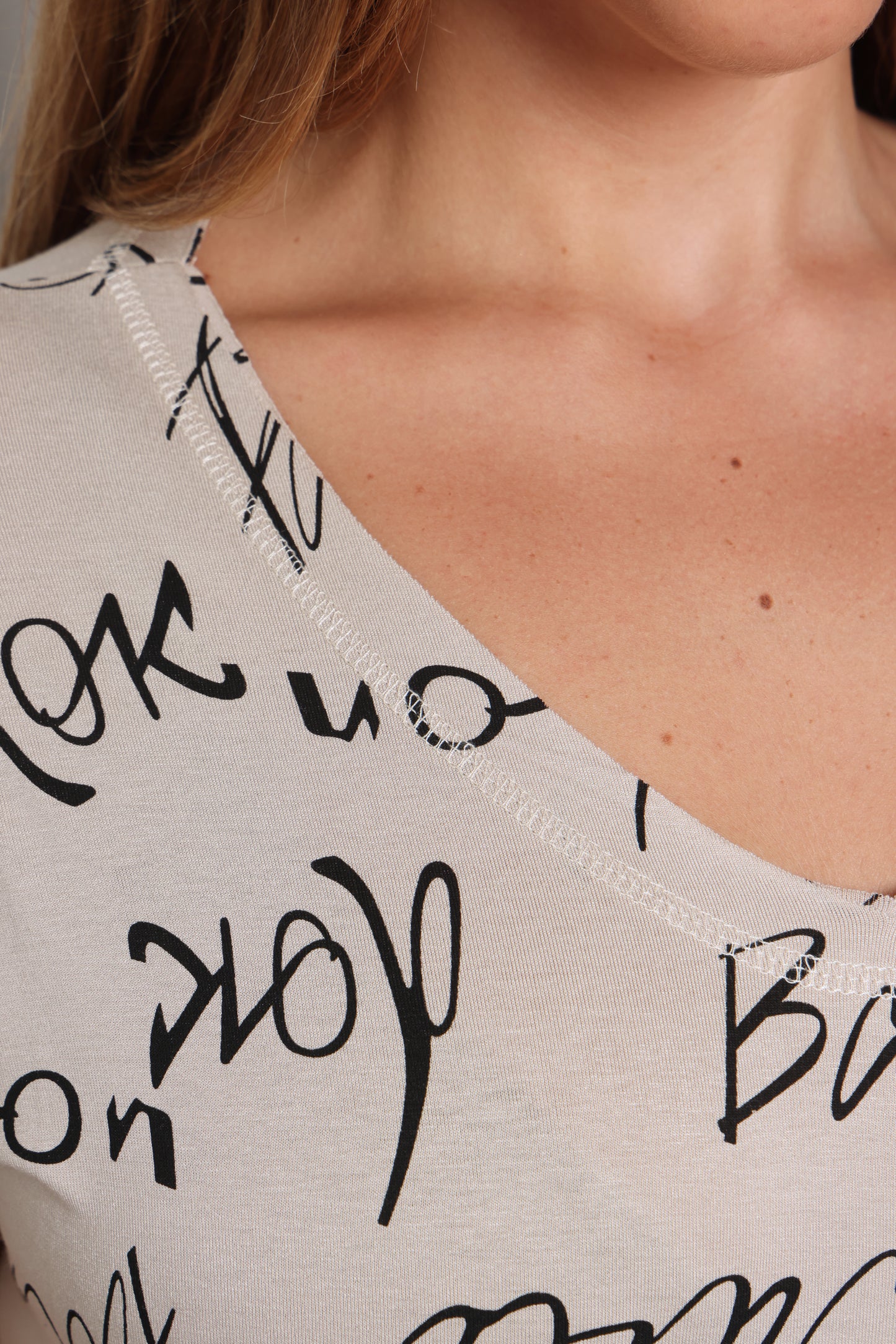 חולצת גרייס וי דפוס