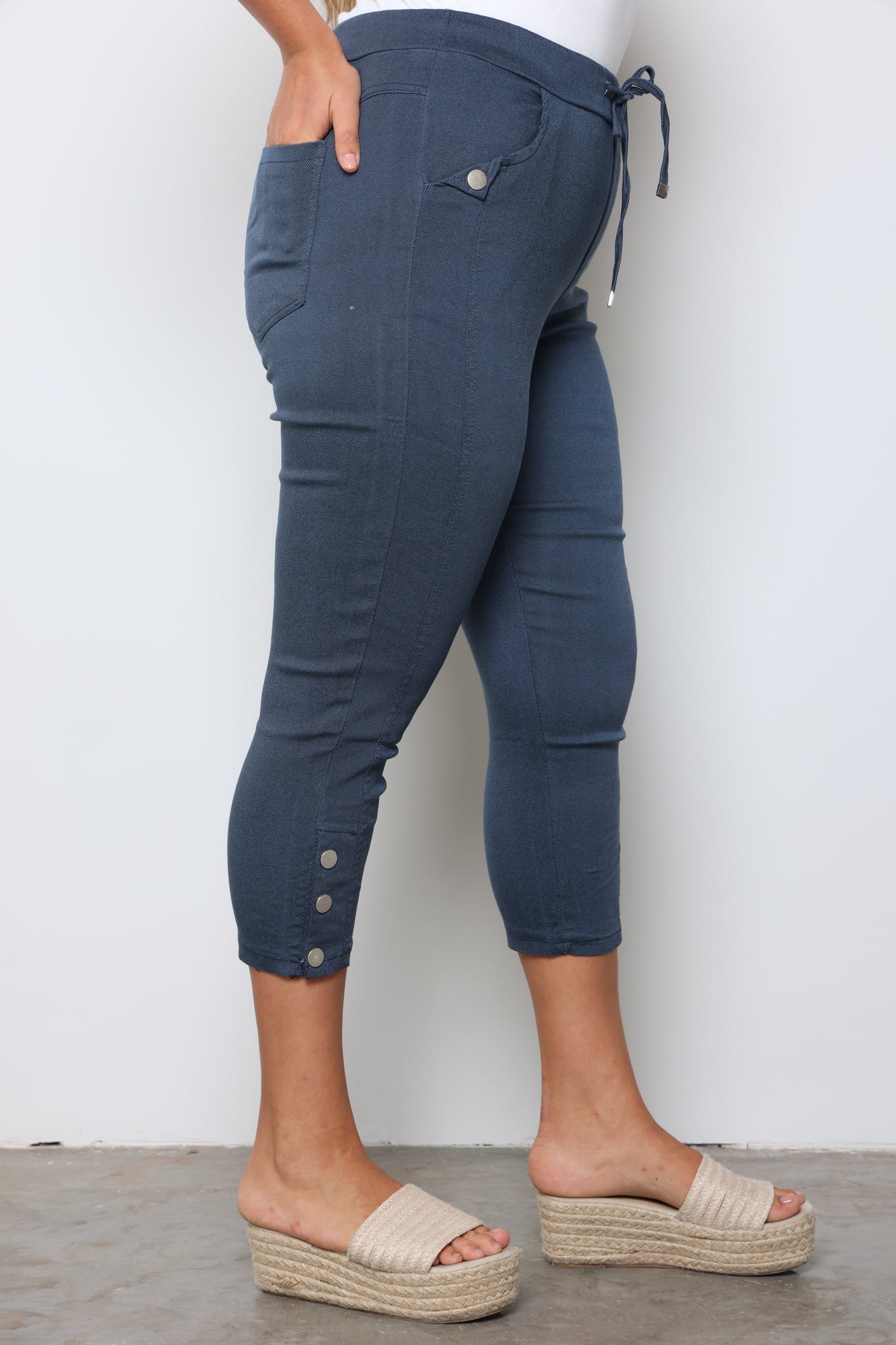 מכנסי 7/8 סיומת כפתור