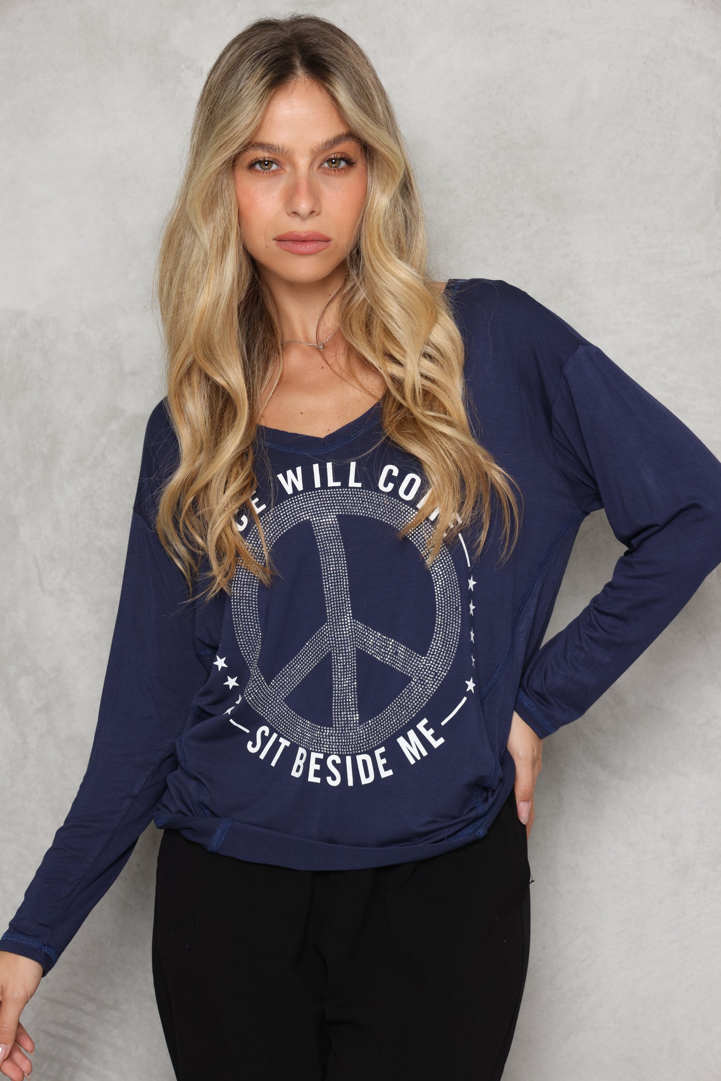 חולצת וי חיתוכים דפוס פיס