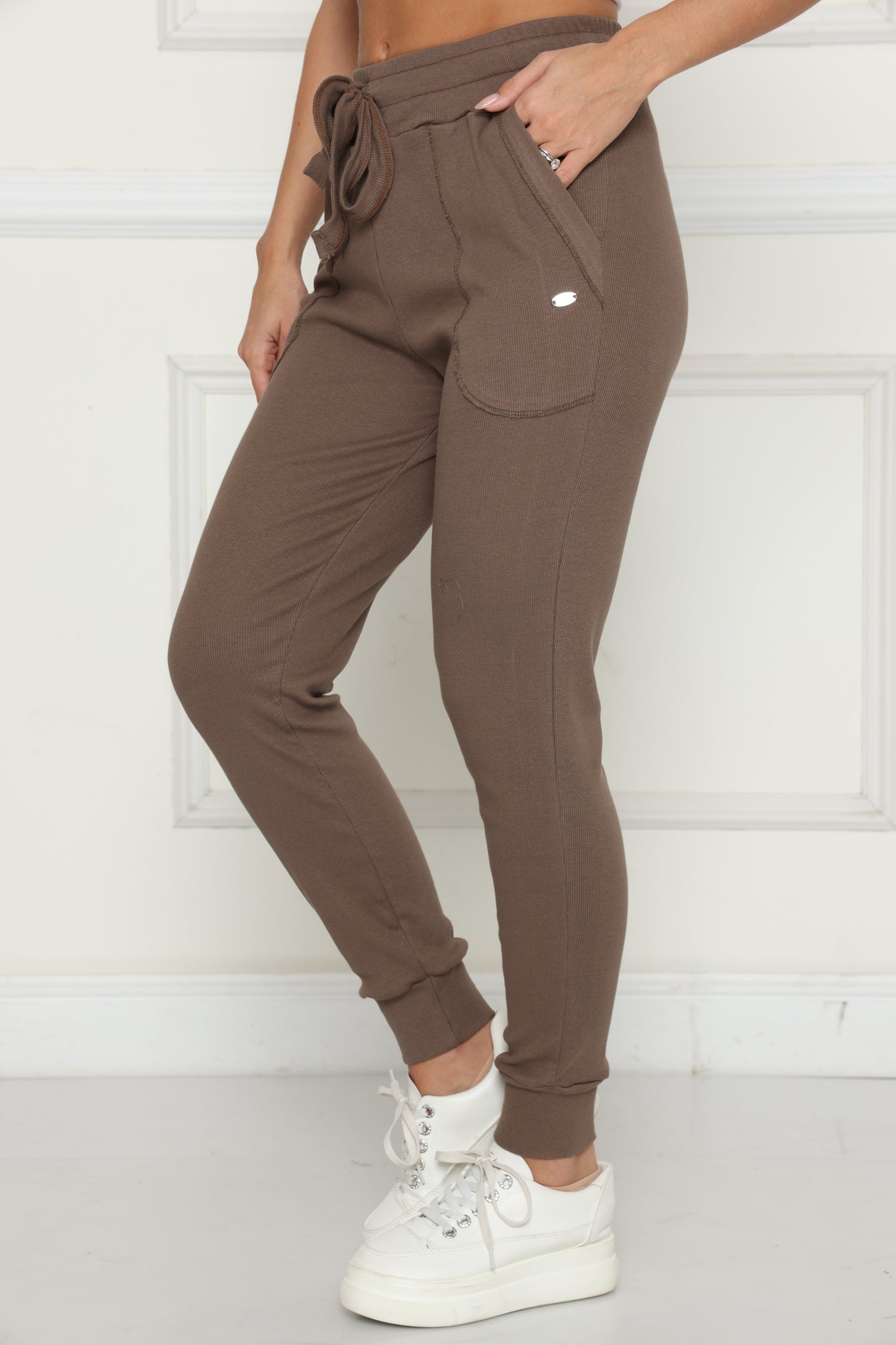 מכנסי ריב עם תיפורים