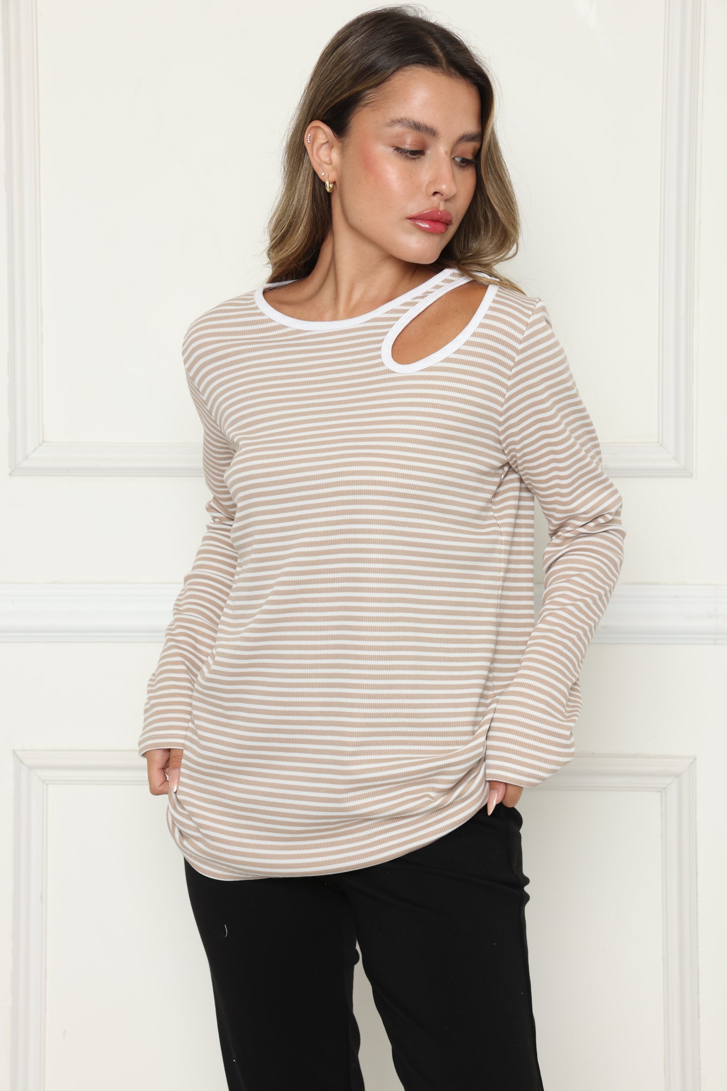 חולצת פסים פתח בכתף אפרט