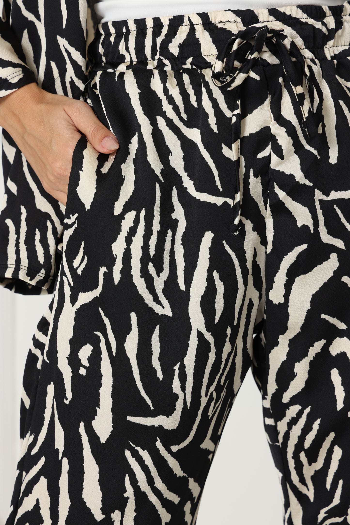 חליפת עליונית סאטן ג'יאנה