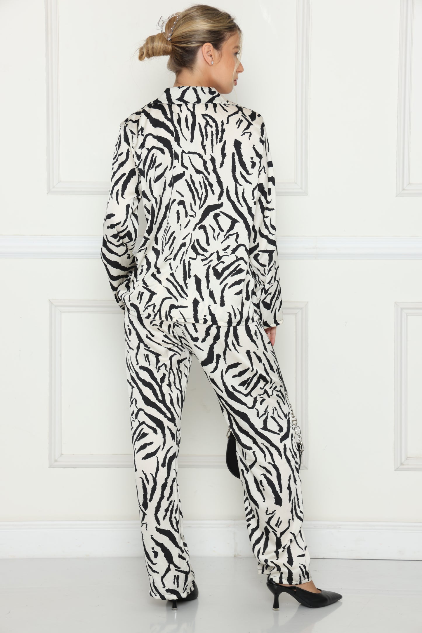 חליפות קשירות סאטן זברה