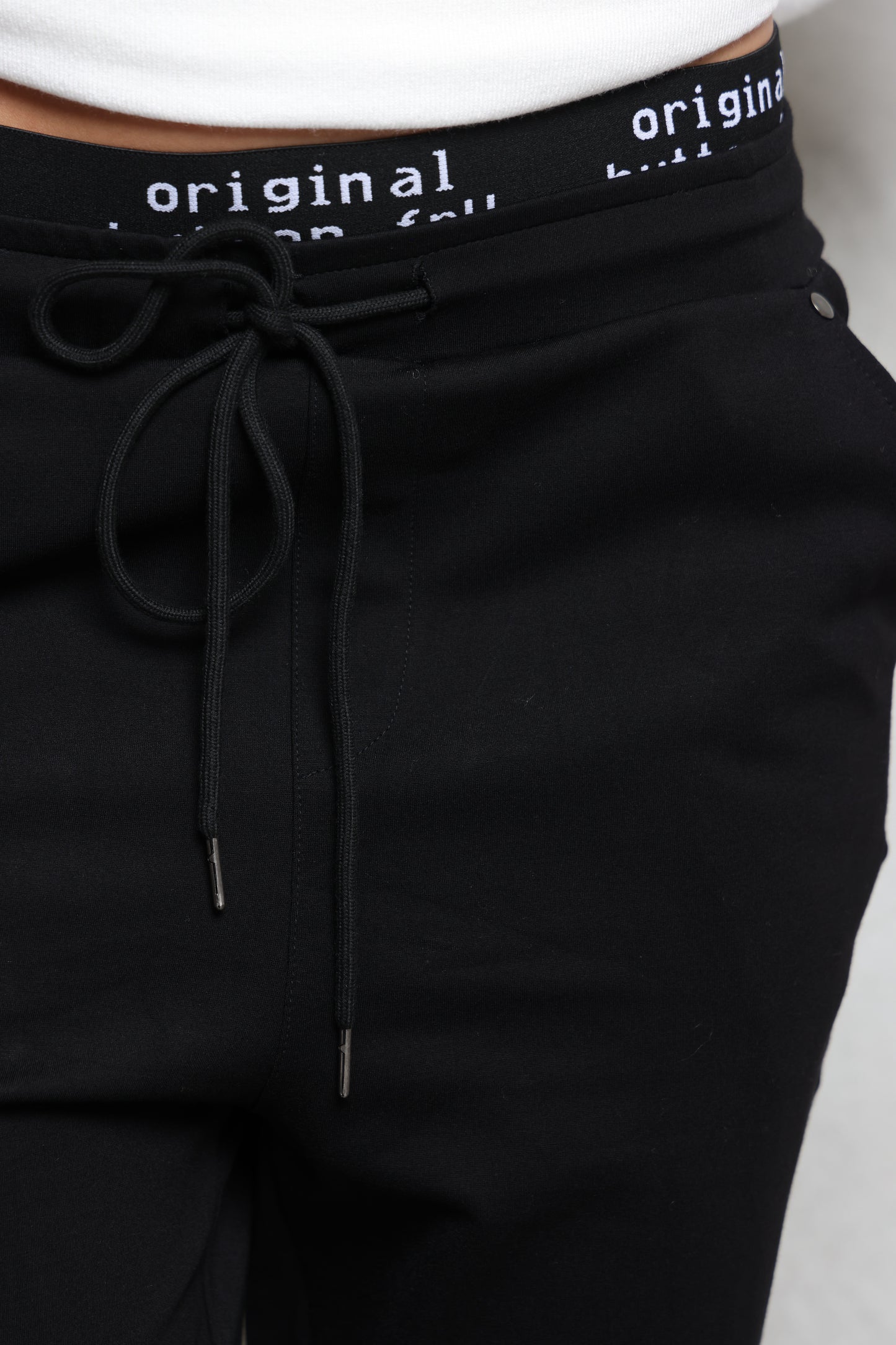 מכנסי ג'רסי עם חגורה מודפסת