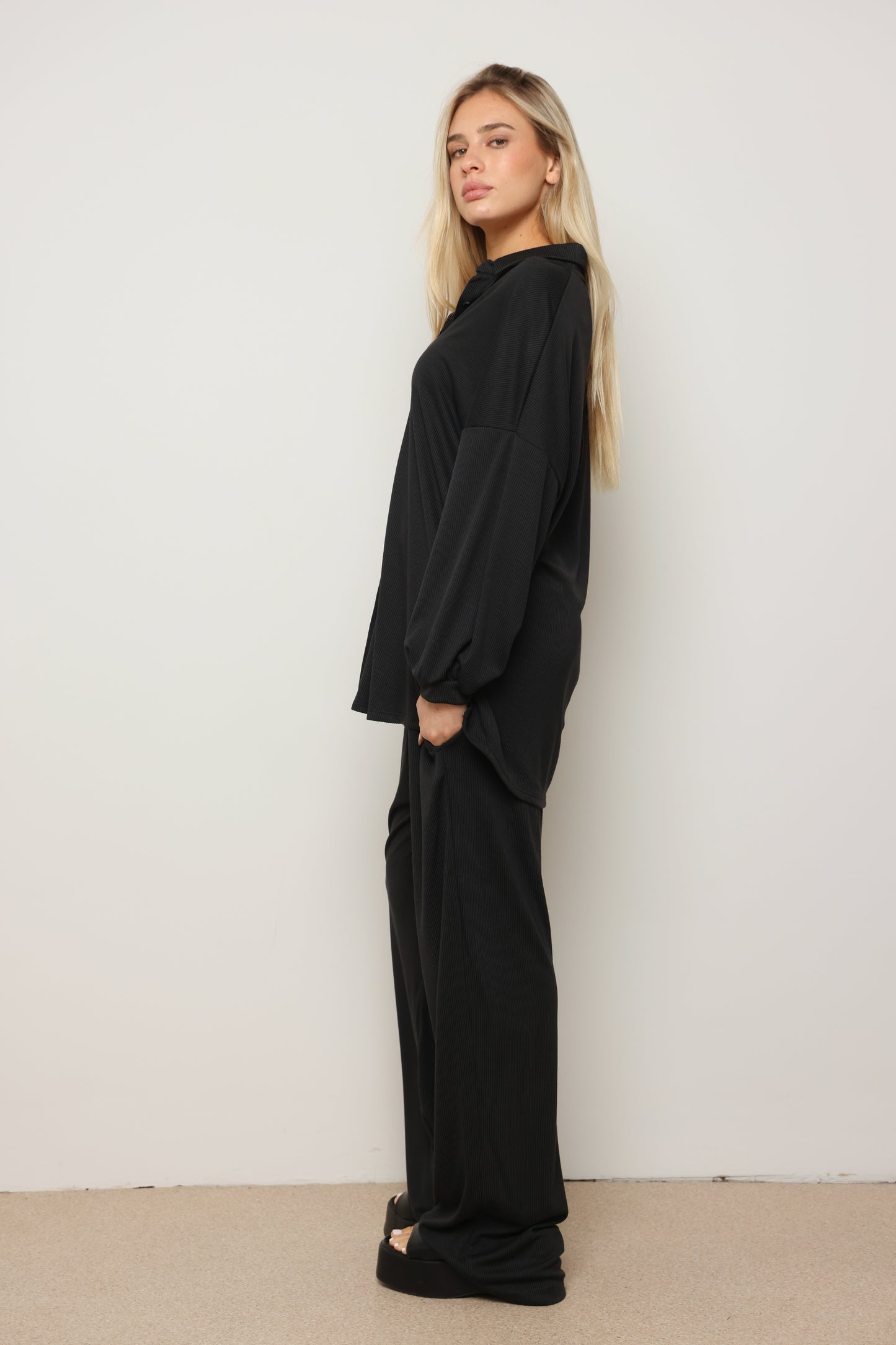 חליפת אמראל מכופתרת רחבה