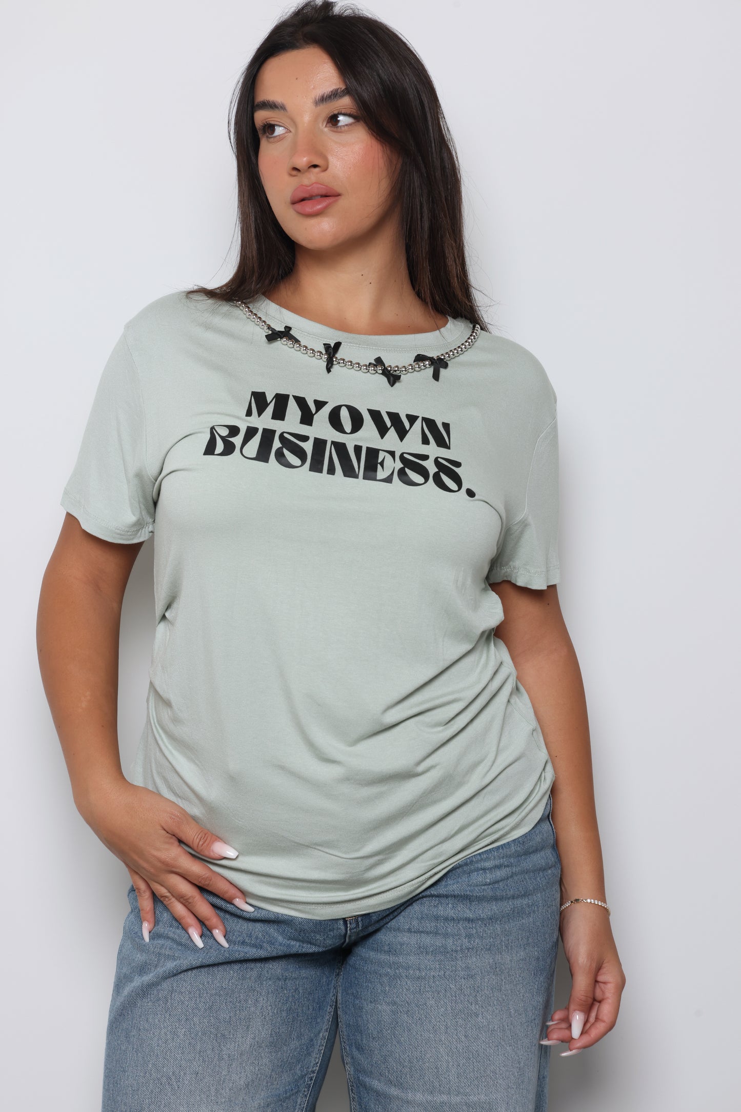 טי שירט בשילוב שרשרת פפיונים