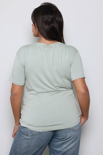 טי שירט בשילוב שרשרת פפיונים