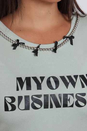 טי שירט בשילוב שרשרת פפיונים