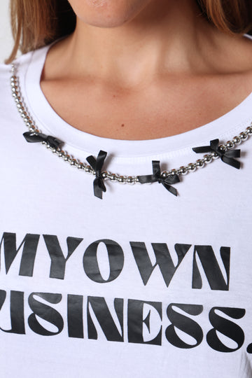 טי שירט בשילוב שרשרת פפיונים