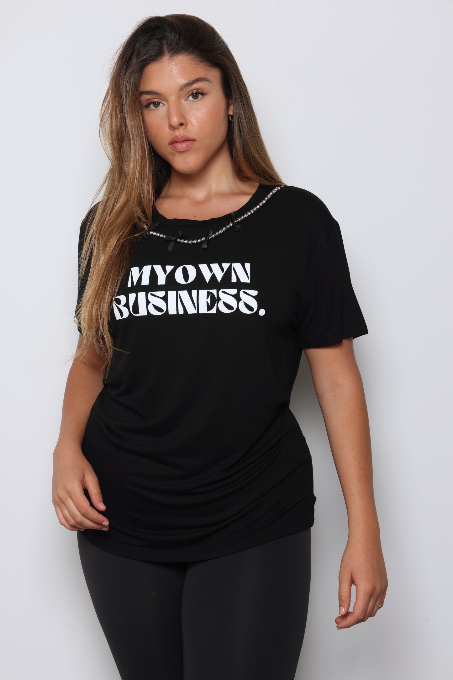 טי שירט בשילוב שרשרת פפיונים