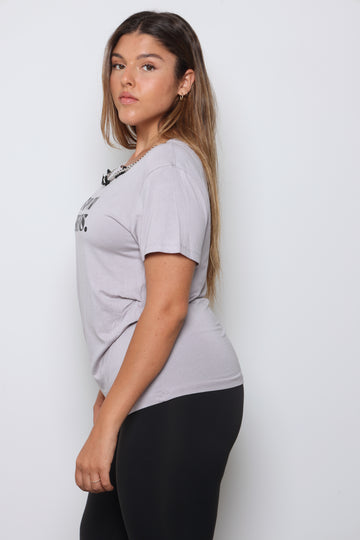 טי שירט בשילוב שרשרת פפיונים