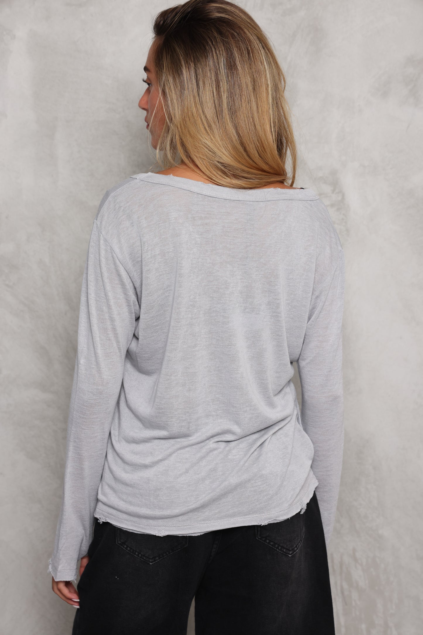 חולצת וי סלאב קרעים כפפה