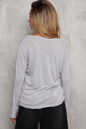 חולצת וי סלאב קרעים כפפה