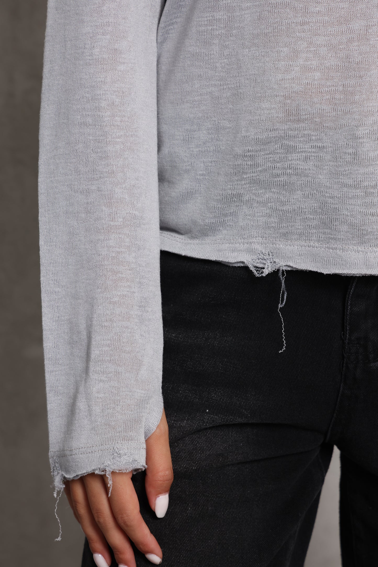 חולצת וי סלאב קרעים כפפה