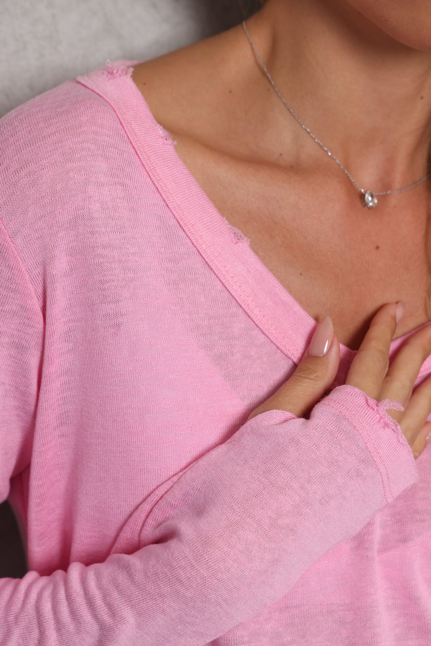 חולצת וי סלאב קרעים כפפה