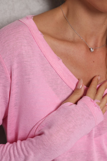 חולצת וי סלאב קרעים כפפה