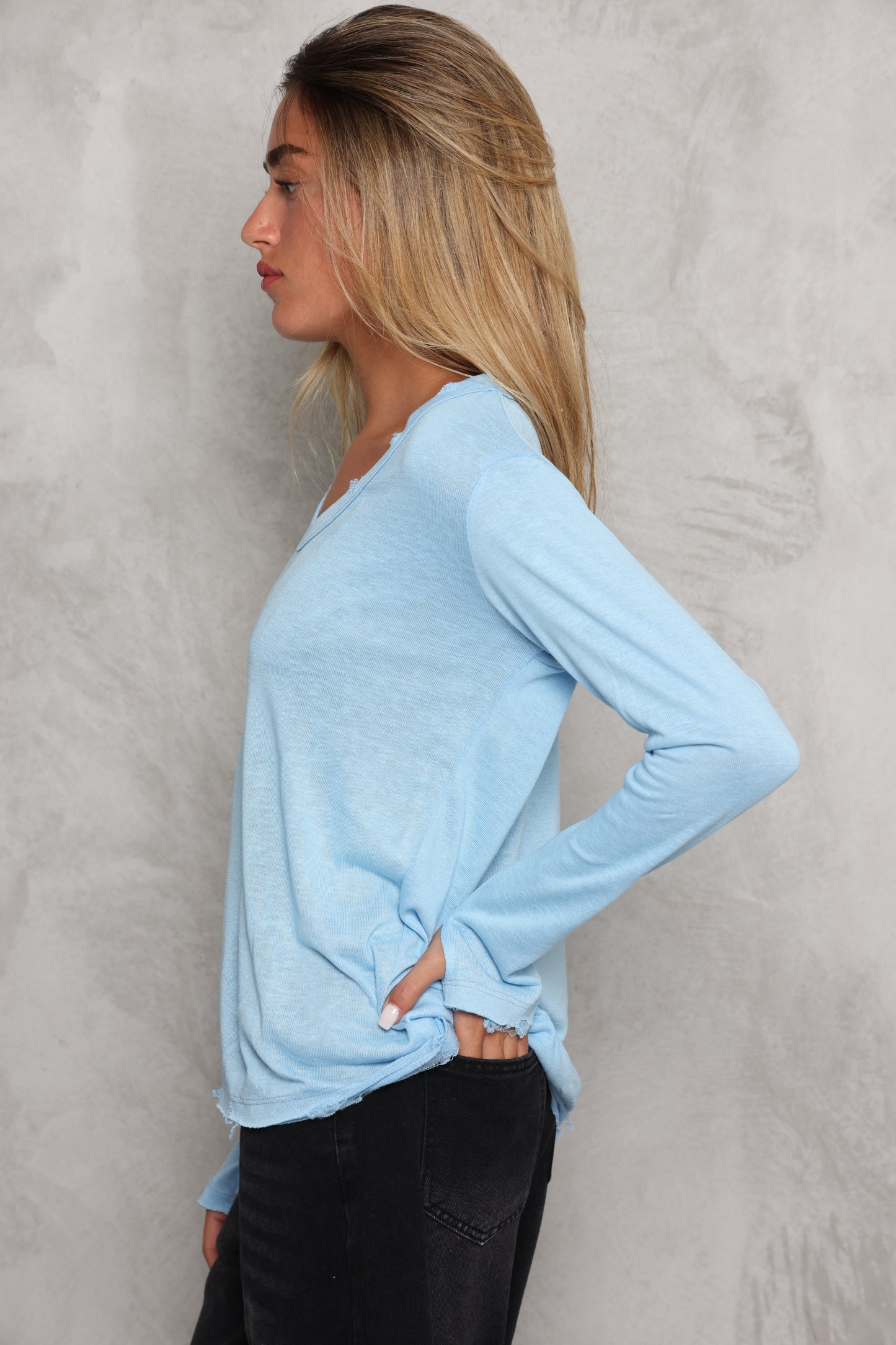 חולצת וי סלאב קרעים כפפה