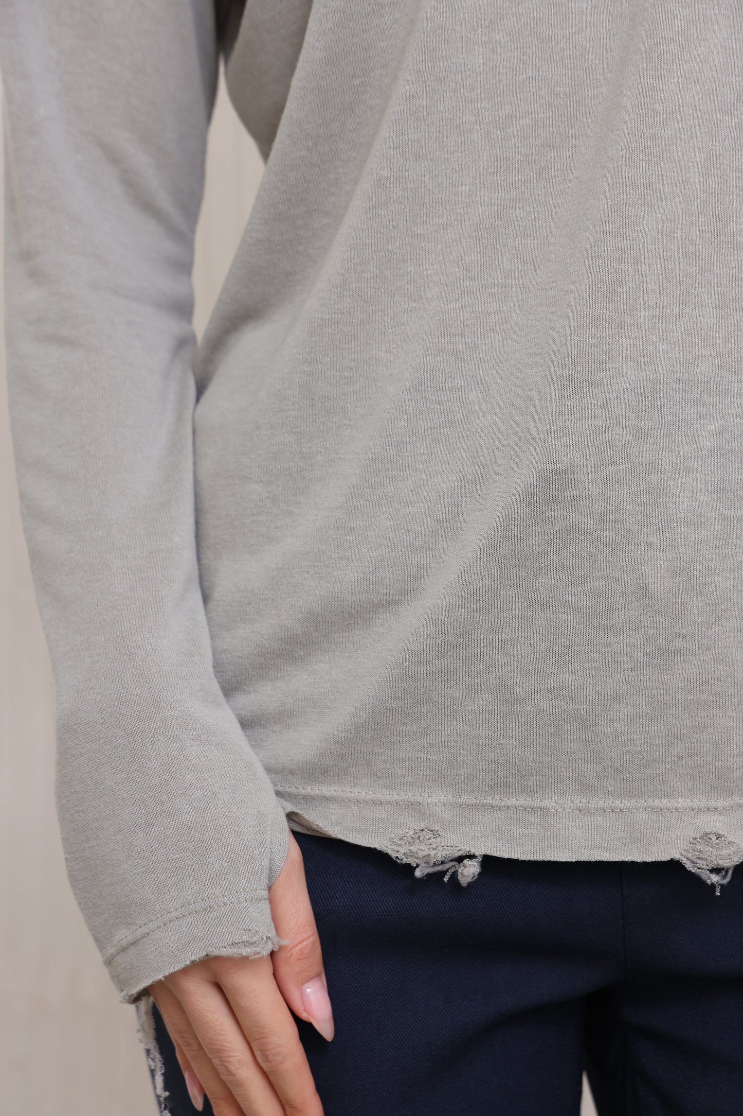 חולצת וי סלאב קרעים כפפה