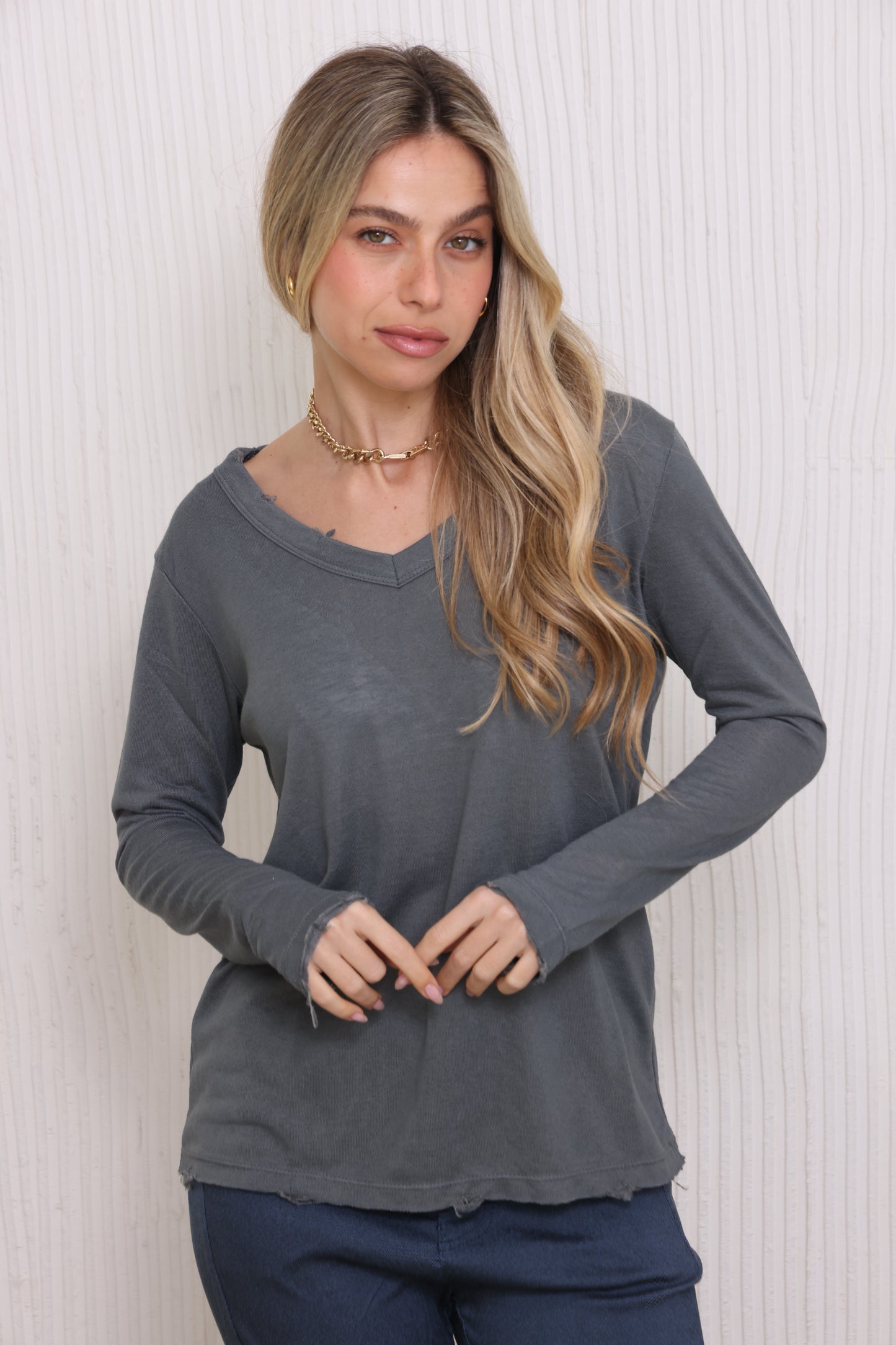 חולצת וי סלאב קרעים כפפה