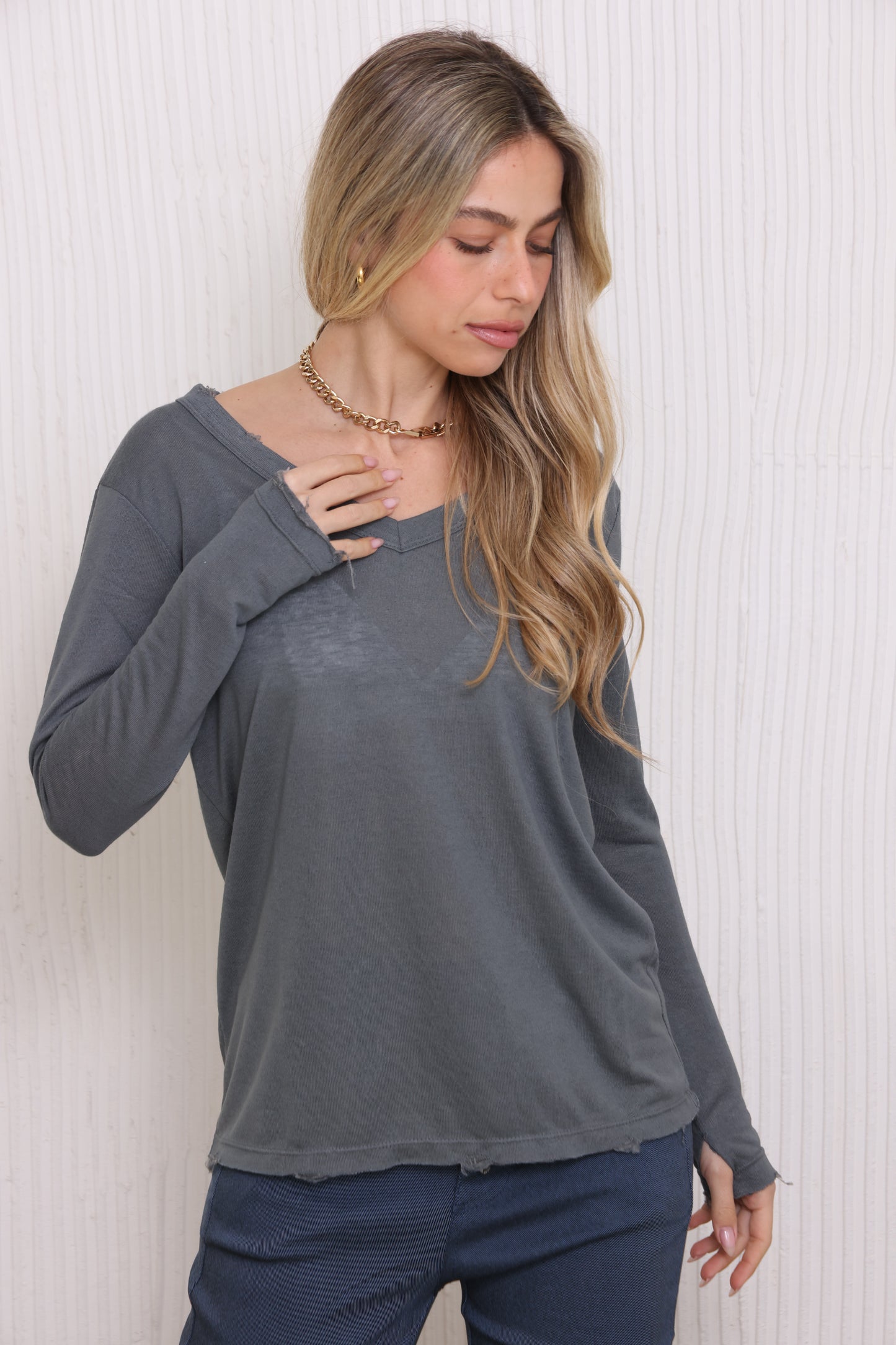 חולצת וי סלאב קרעים כפפה