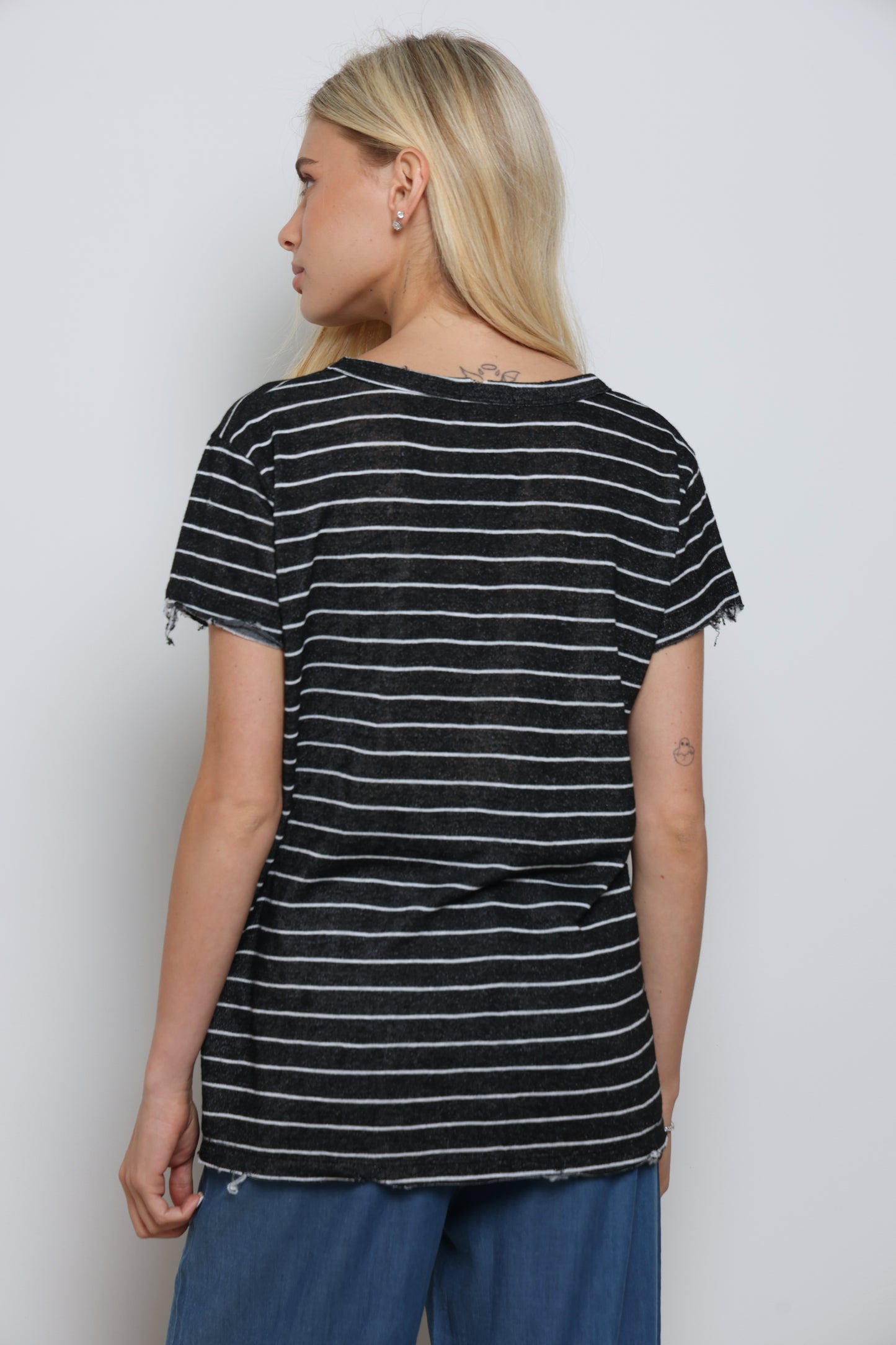 חולצת וי פסים גזורה