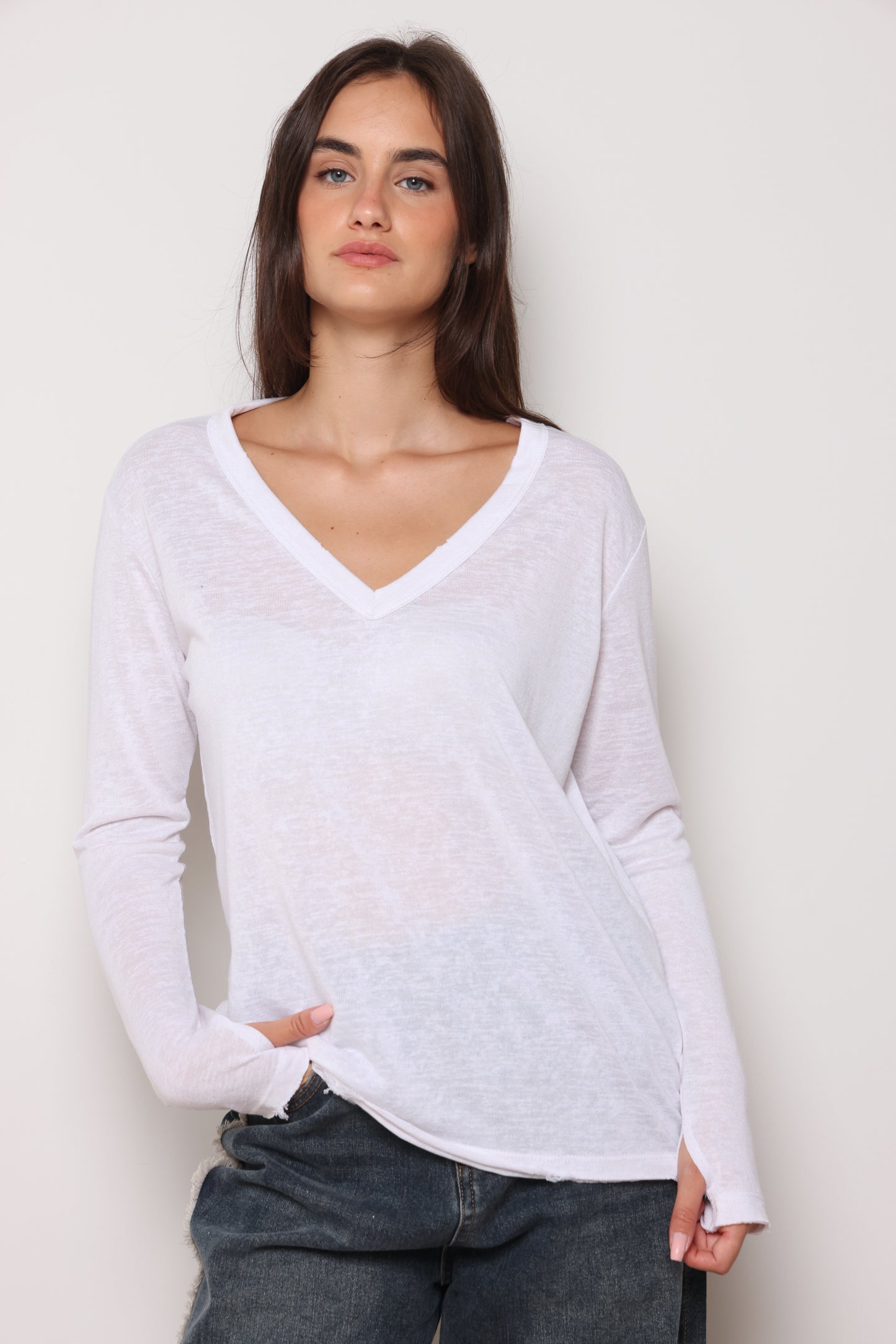 חולצת וי סלאב קרעים כפפה