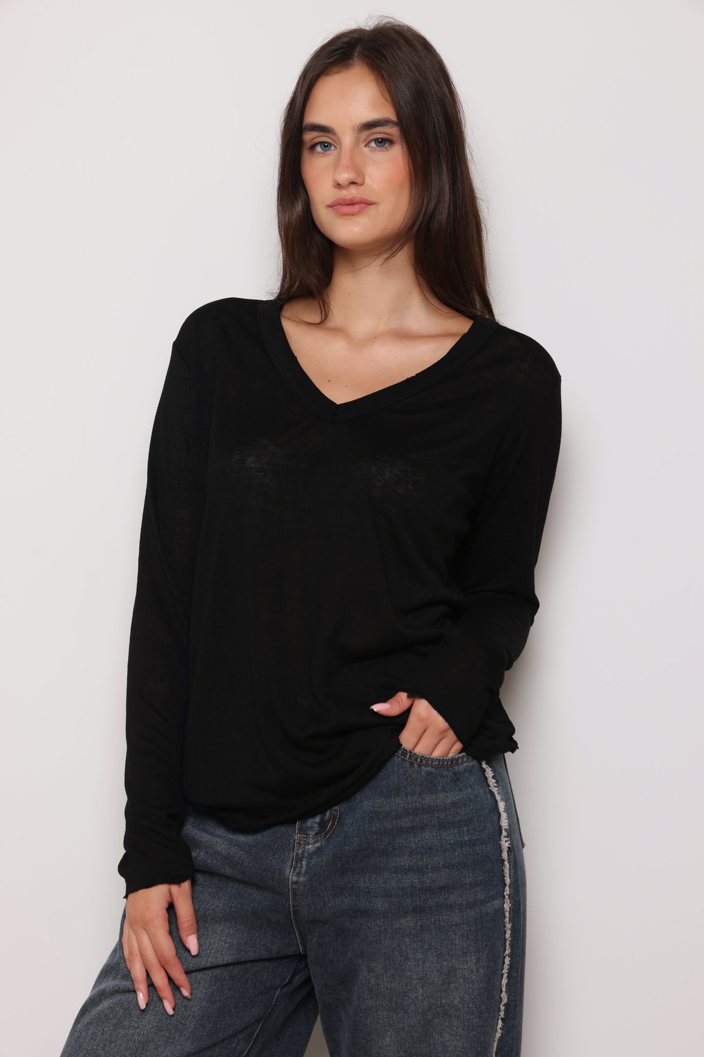 חולצת וי סלאב קרעים כפפה