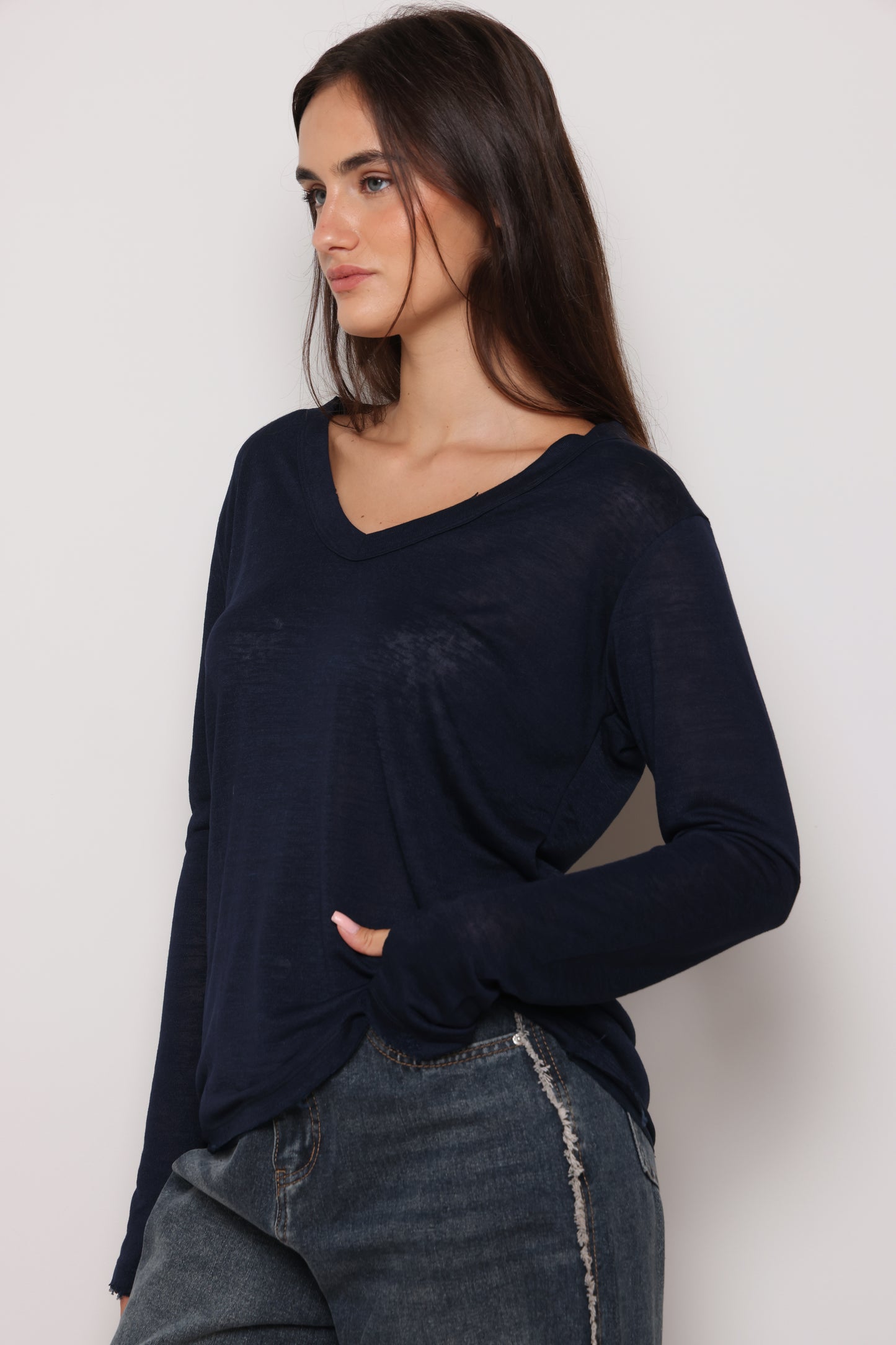 חולצת וי סלאב קרעים כפפה