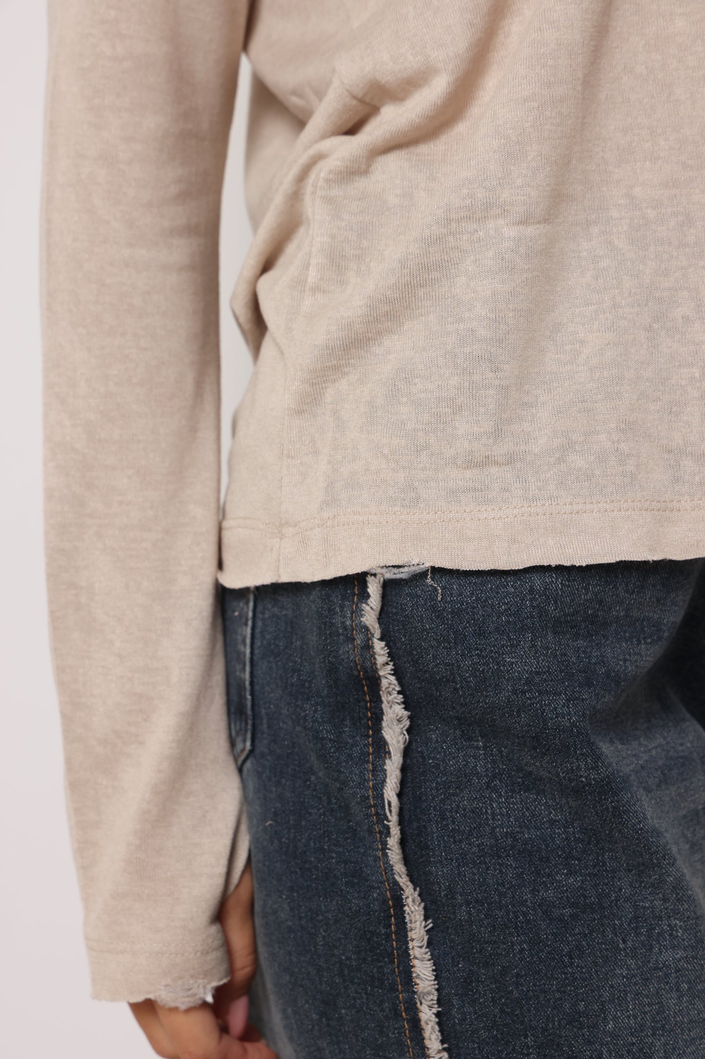 חולצת וי סלאב קרעים כפפה