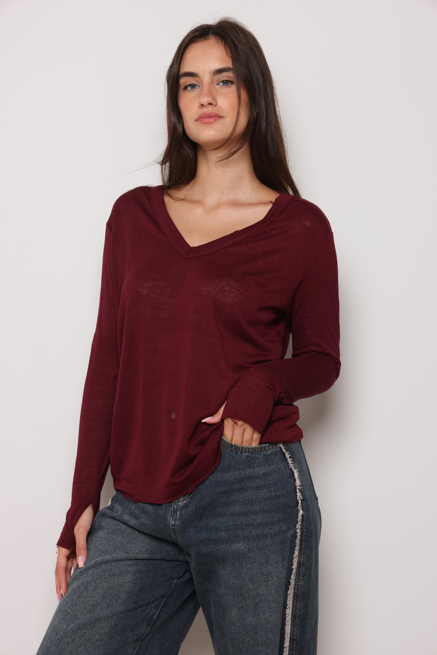 חולצת וי סלאב קרעים כפפה