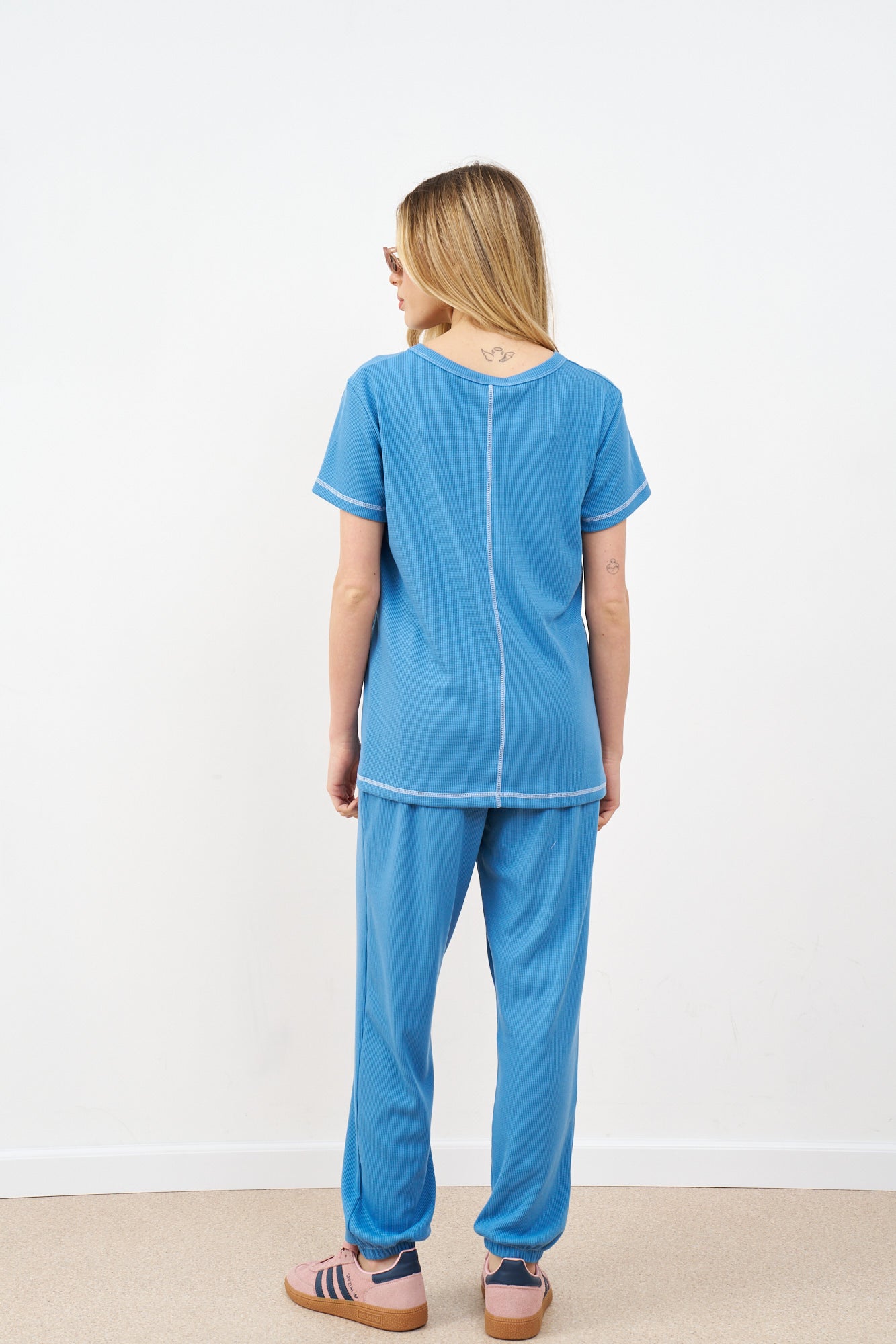 חליפת וי וופל תפר לבן