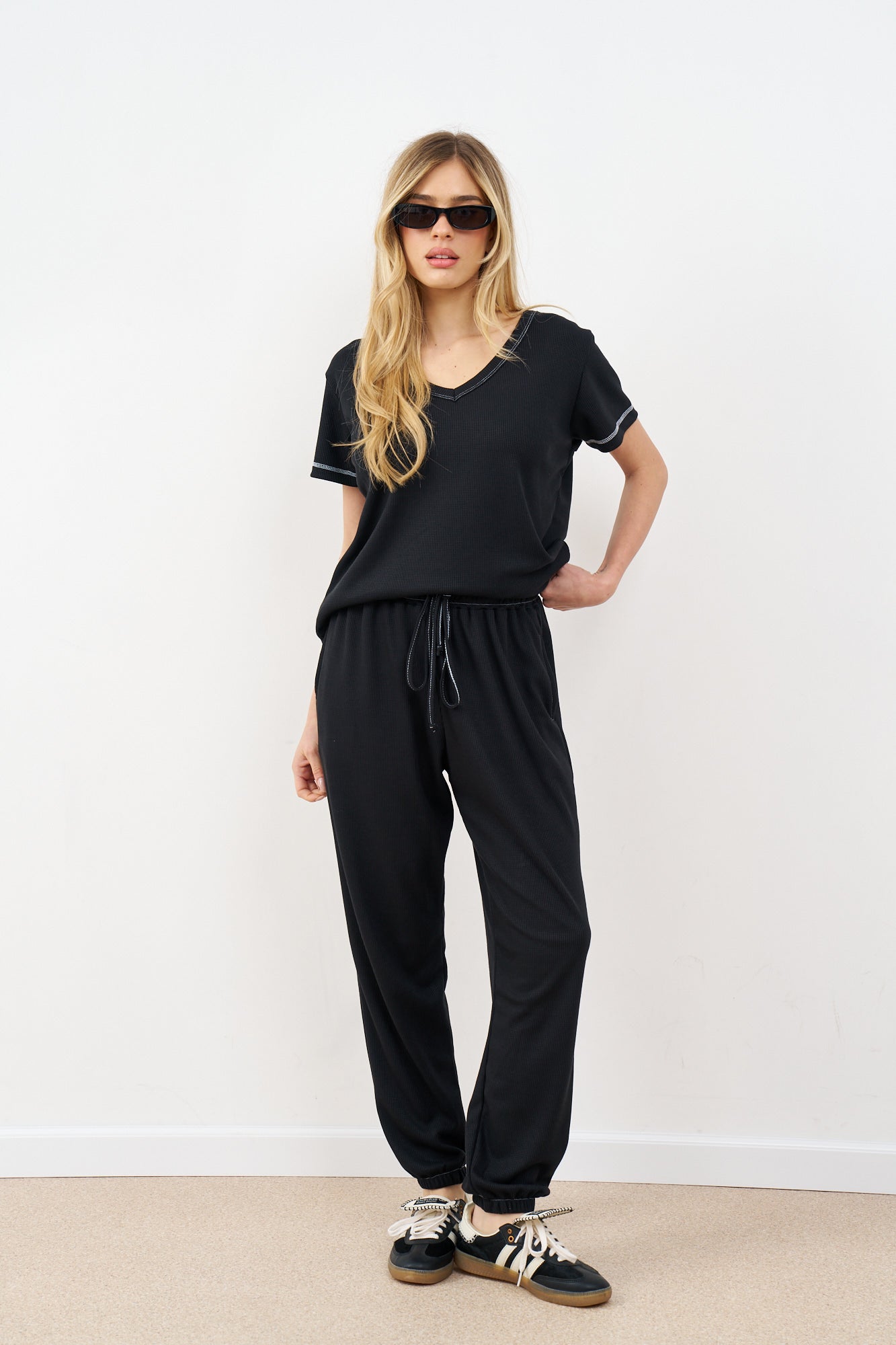 חליפת וי וופל תפר לבן