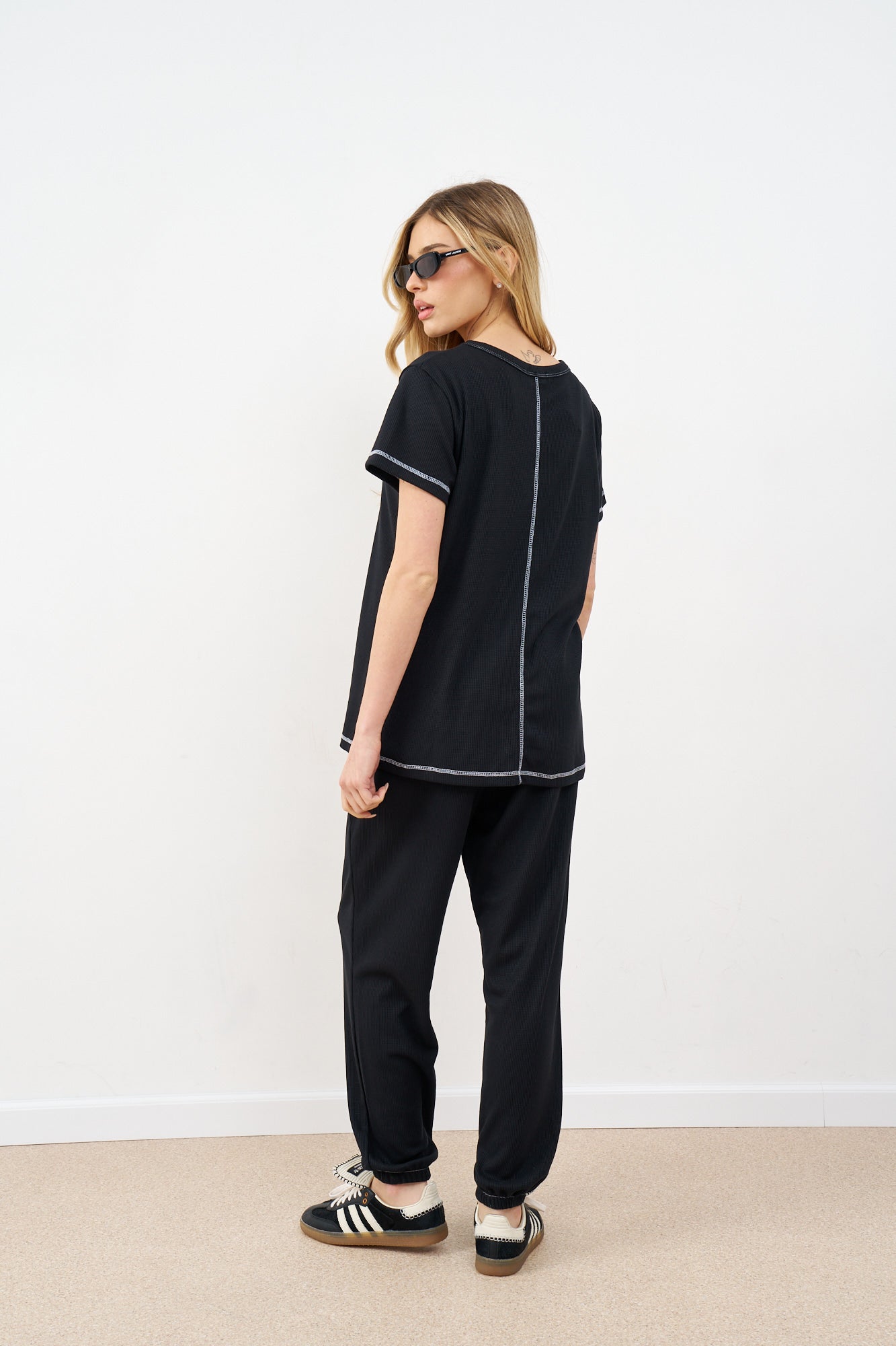 חליפת וי וופל תפר לבן