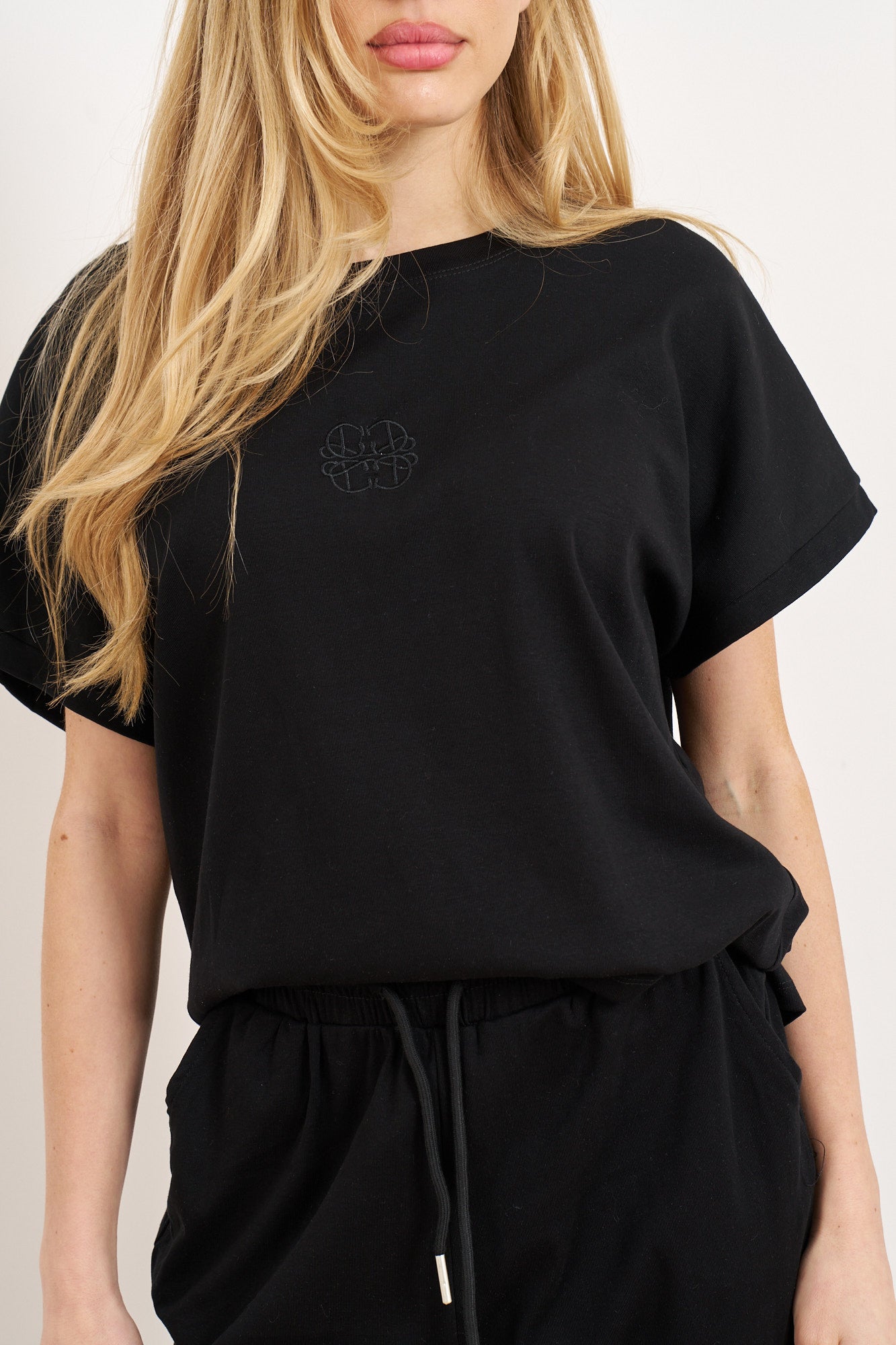 חליפת הדס לוגו רקום