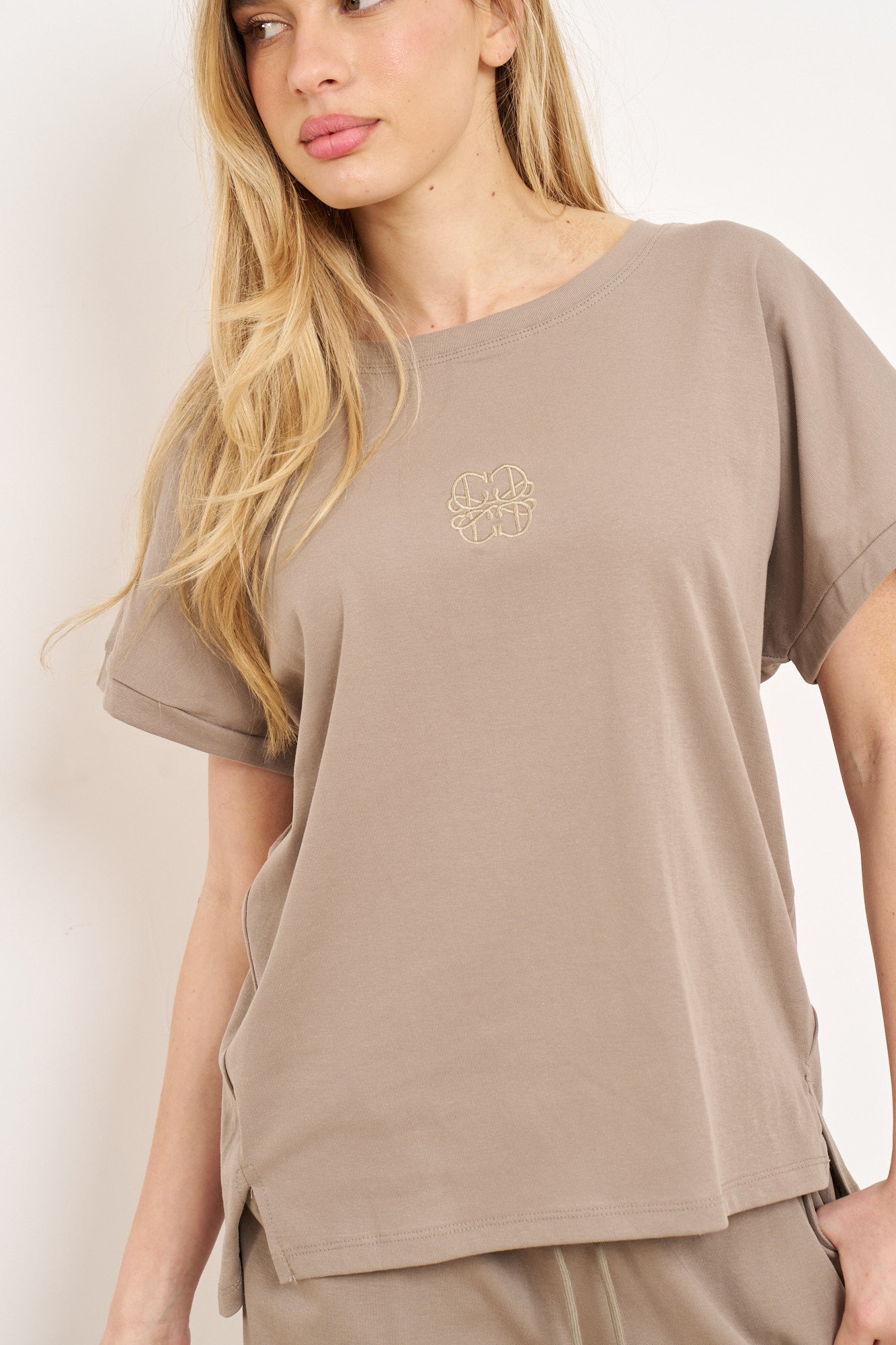 חליפת הדס לוגו רקום