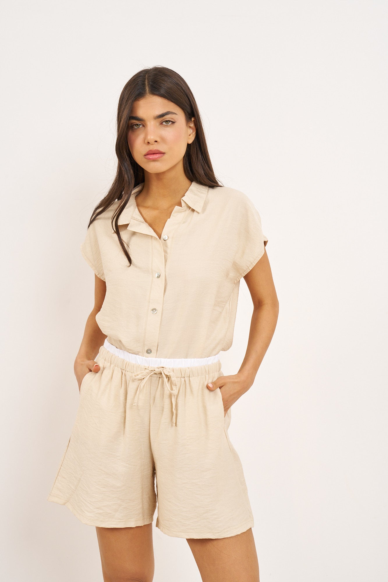 חליפת שורט קרפ מכופתרת