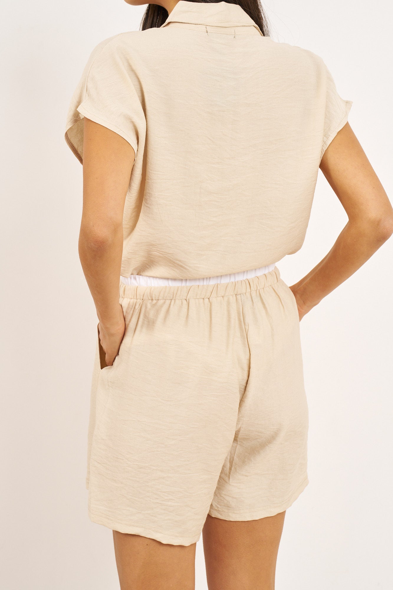 חליפת שורט קרפ מכופתרת