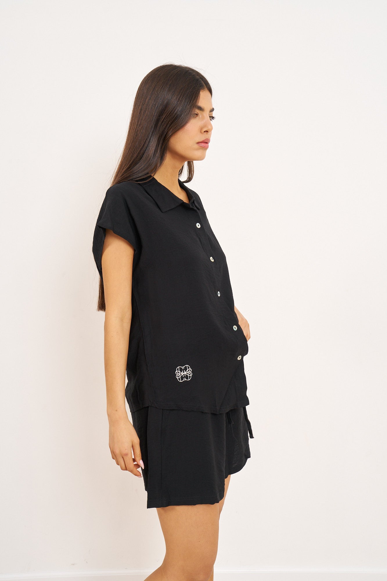 חליפת שורט קרפ מכופתרת