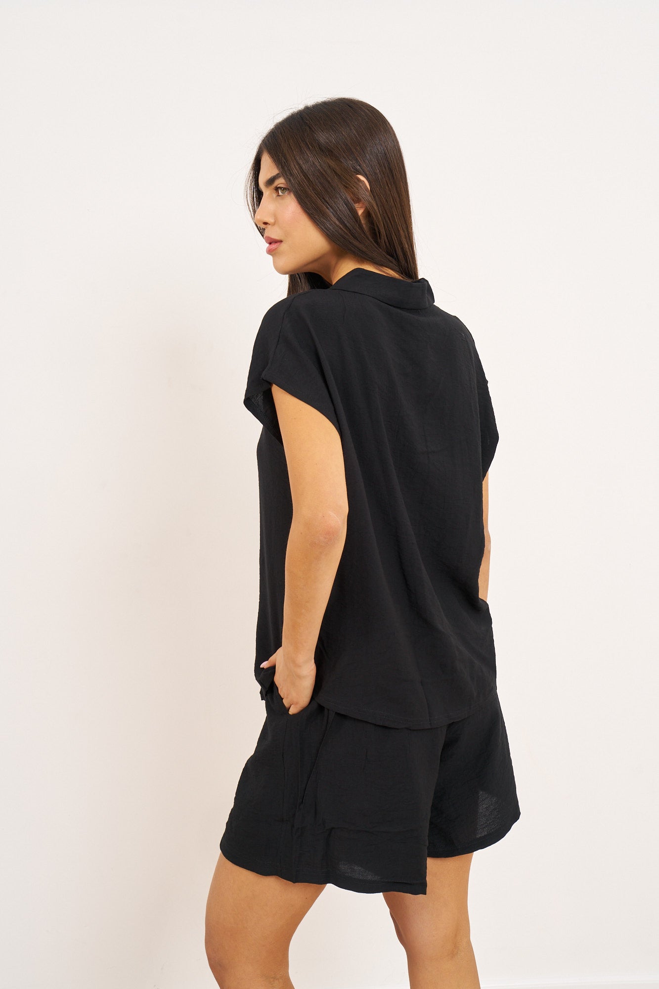 חליפת שורט קרפ מכופתרת