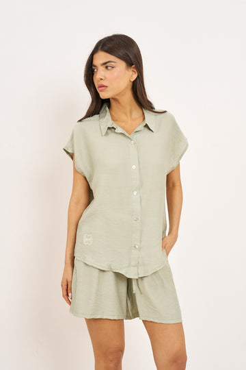 חליפת שורט קרפ מכופתרת