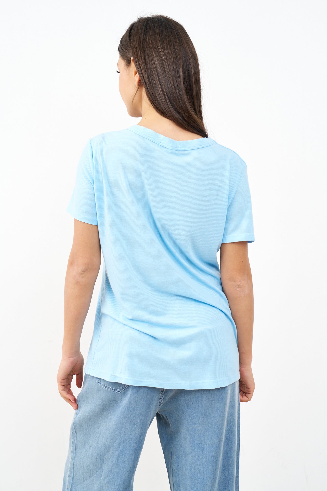 חולצת וי סלאב בסיומת גזורה